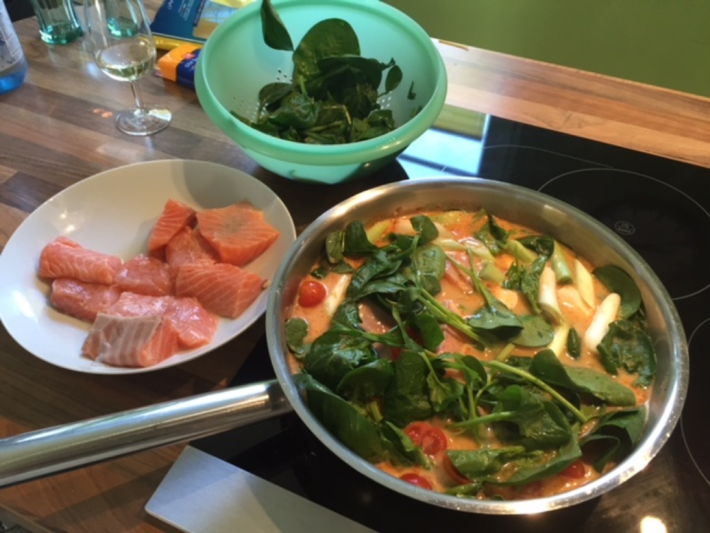 Linguine with salmon and spinach