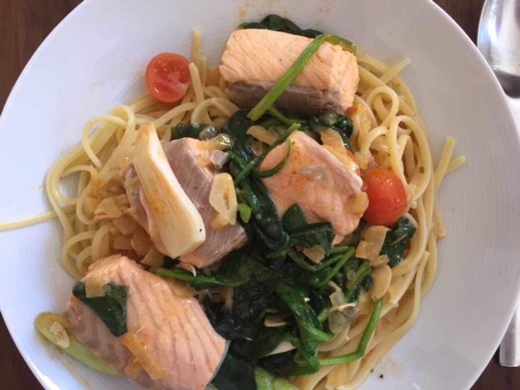 Linguine with salmon and spinach